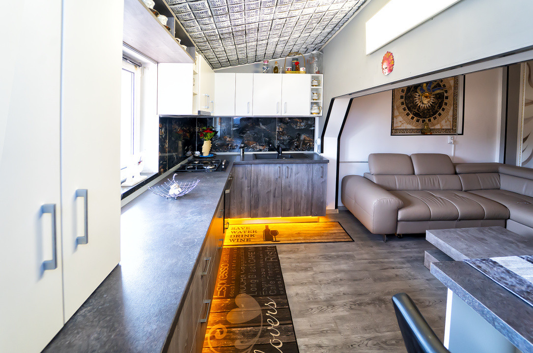 Apartament tip mansarda ,  decomandat , pe 2 niveluri , 92 mp utili