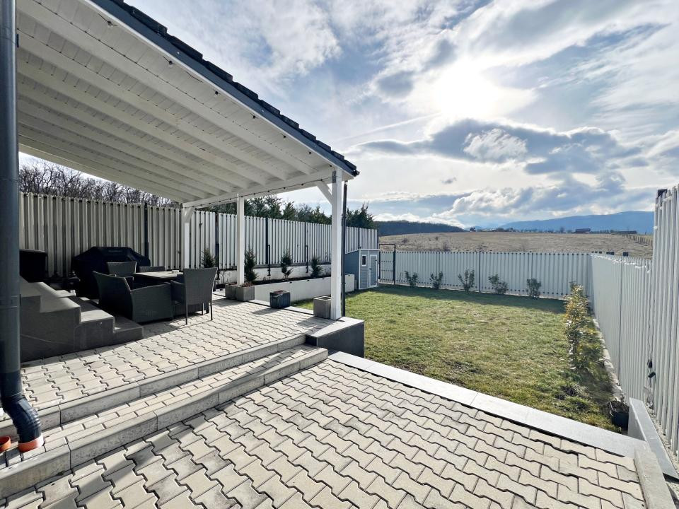 Casa nouă 4 cam. modernă, mobilată și utilată, curte. 10 min. de Sibiu 
