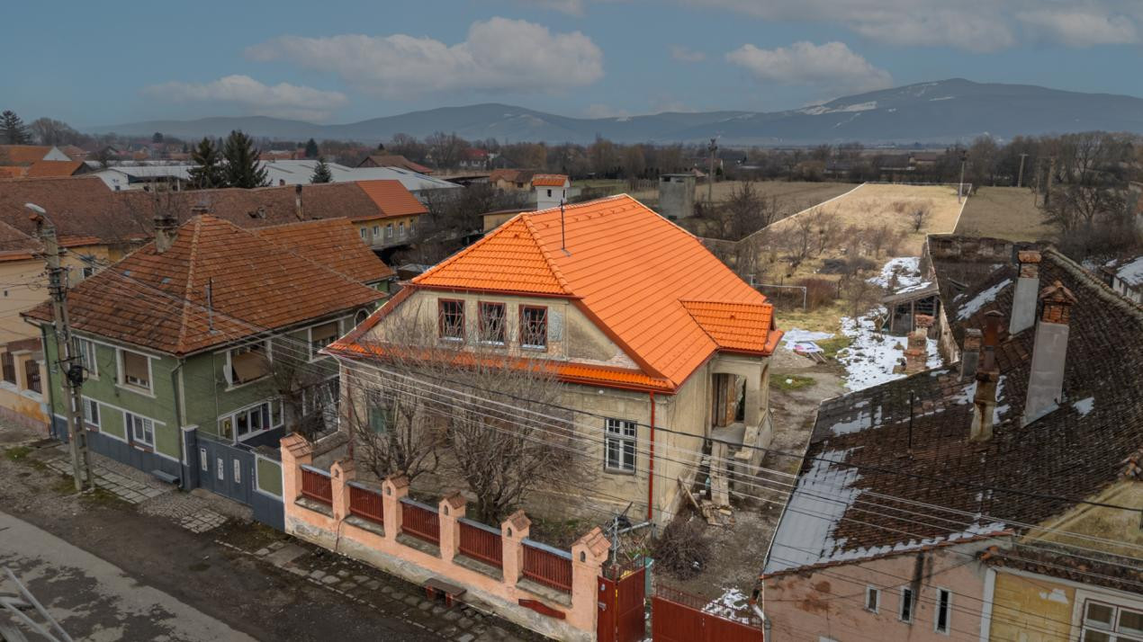 Proiect de restaurare lângă Cetatea Prejmer,  casă și teren de 5.458 mp
