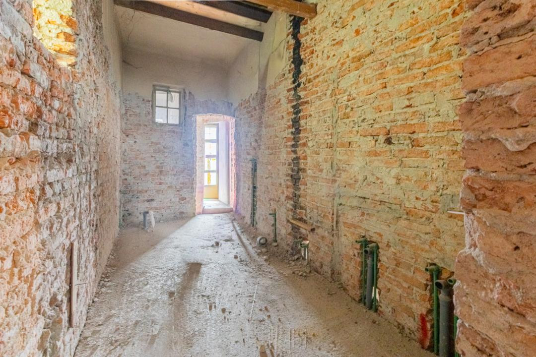 Proiect de restaurare lângă Cetatea Prejmer,  casă și teren de 5.458 mp