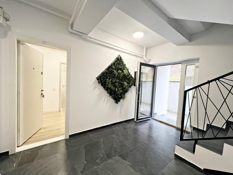 De închiriat apartament 2 camere complet mobilat si utilat. Terasă mare. 