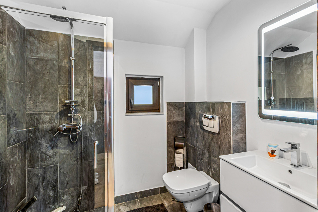 Vilă spectaculoasă lângă Castelul Bran cu piscină și cramă COMISION 0%