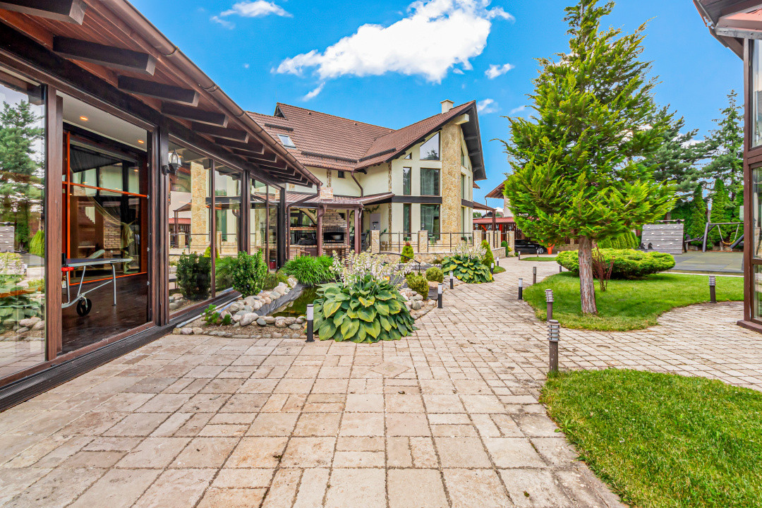 Vilă spectaculoasă lângă Castelul Bran cu piscină și cramă COMISION 0%