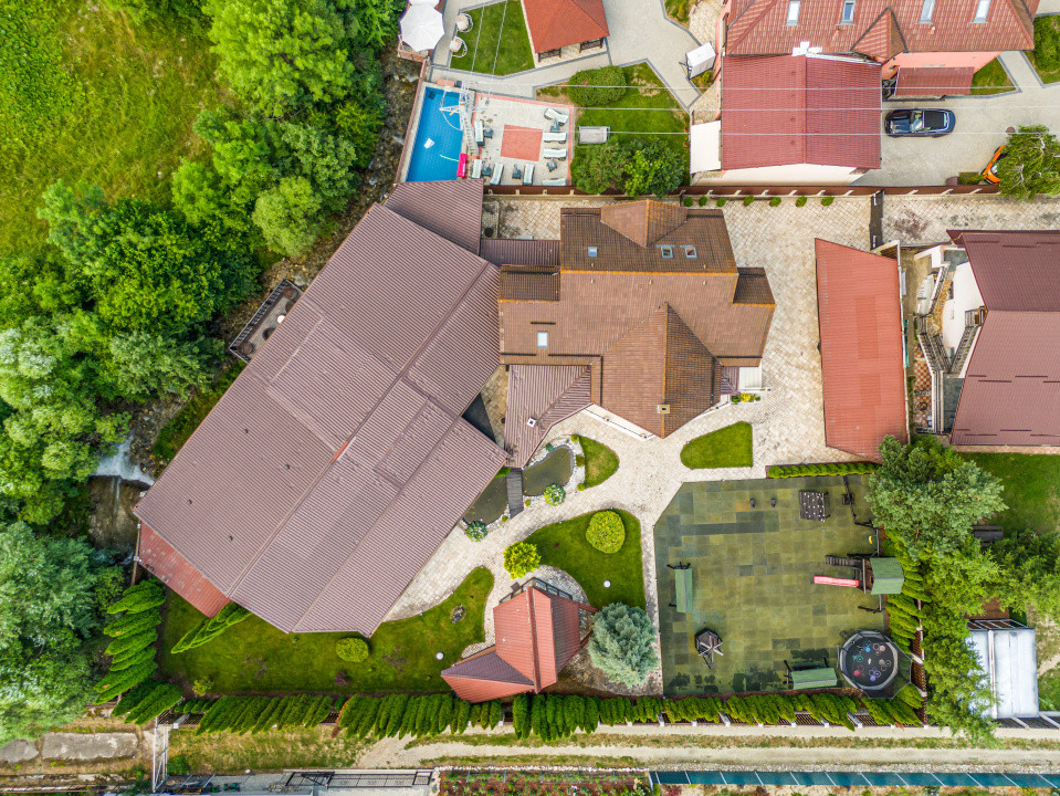 Vilă spectaculoasă lângă Castelul Bran cu piscină și cramă COMISION 0%