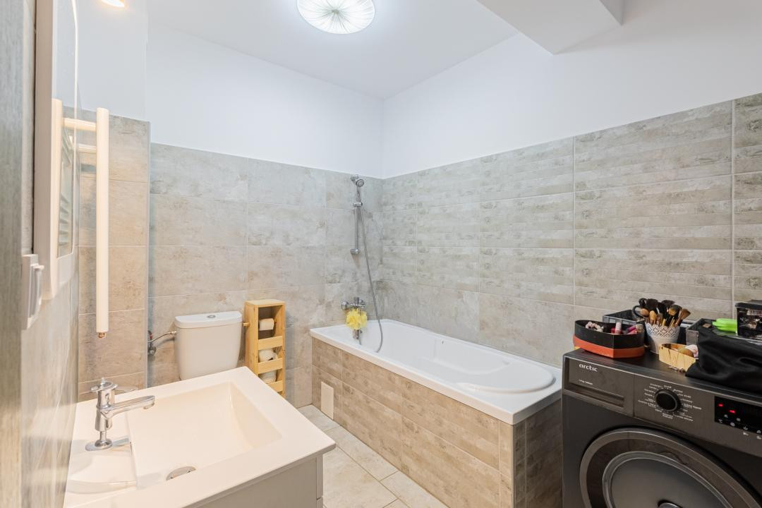 Studio modern, bloc cu lift, AC, parcare privată inclusă în preț!
