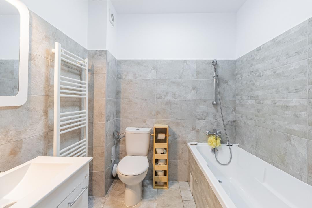 Studio modern, bloc cu lift, AC, parcare privată inclusă în preț!