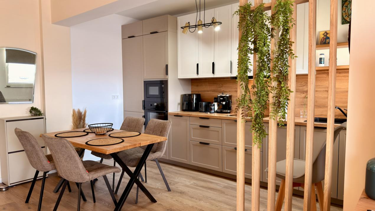 Prima închiriere | Apartament superb 2 camere | balcon mare + parcare