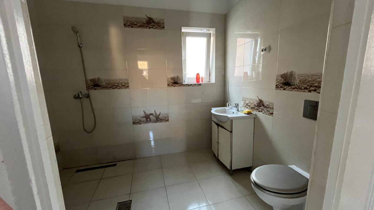 Casă individuală de închiriat – 4 camere, curte și terasă – Terezian