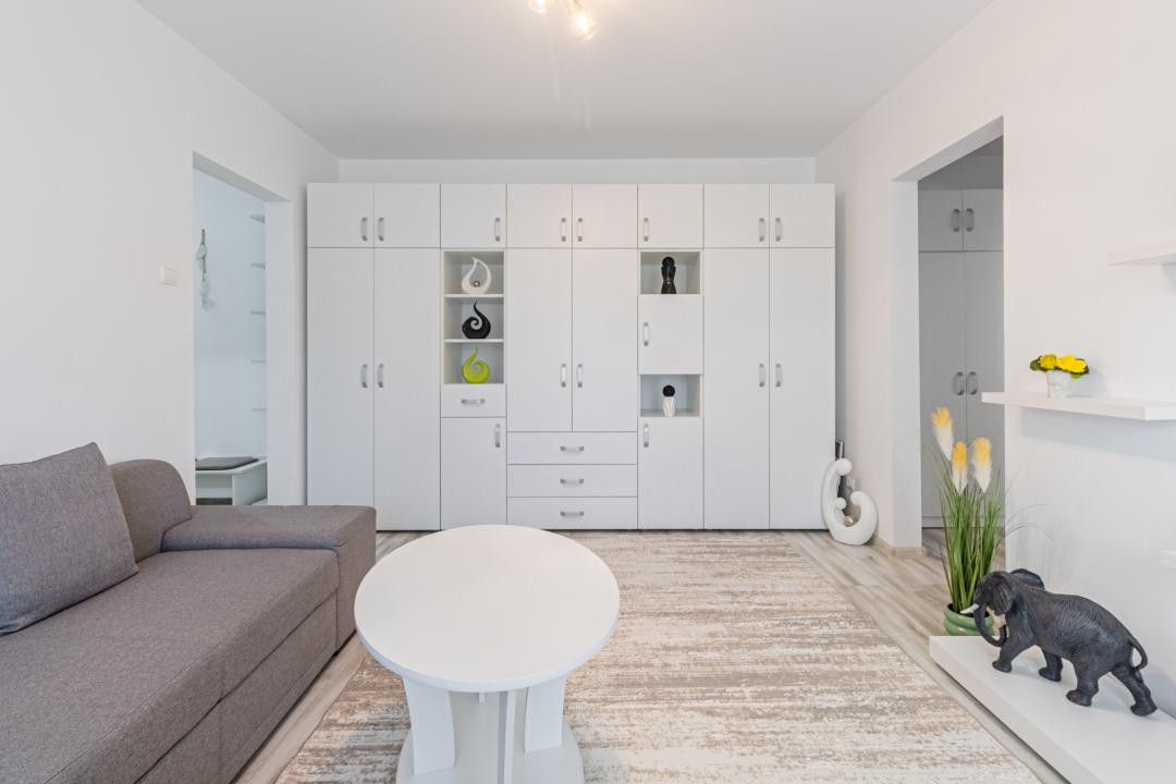 Vânzare apartament cu 3 camere, mobilat și utilat, strada Neptun