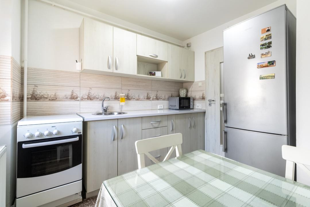 Vânzare apartament cu 3 camere, mobilat și utilat, strada Neptun