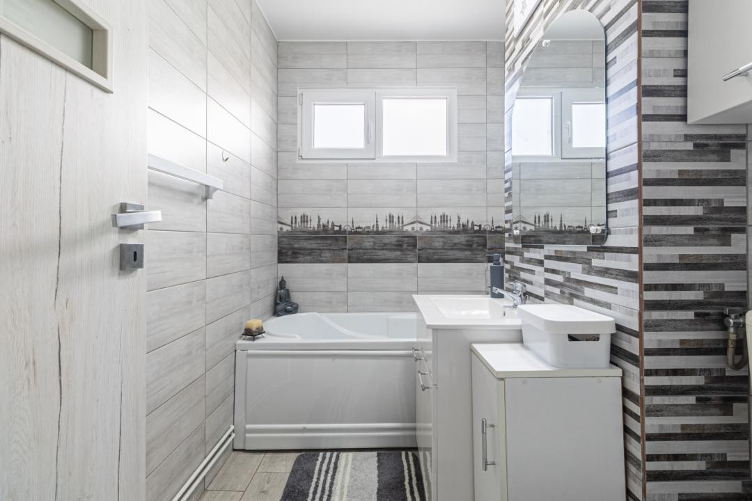 Vânzare apartament cu 3 camere, mobilat și utilat, strada Neptun