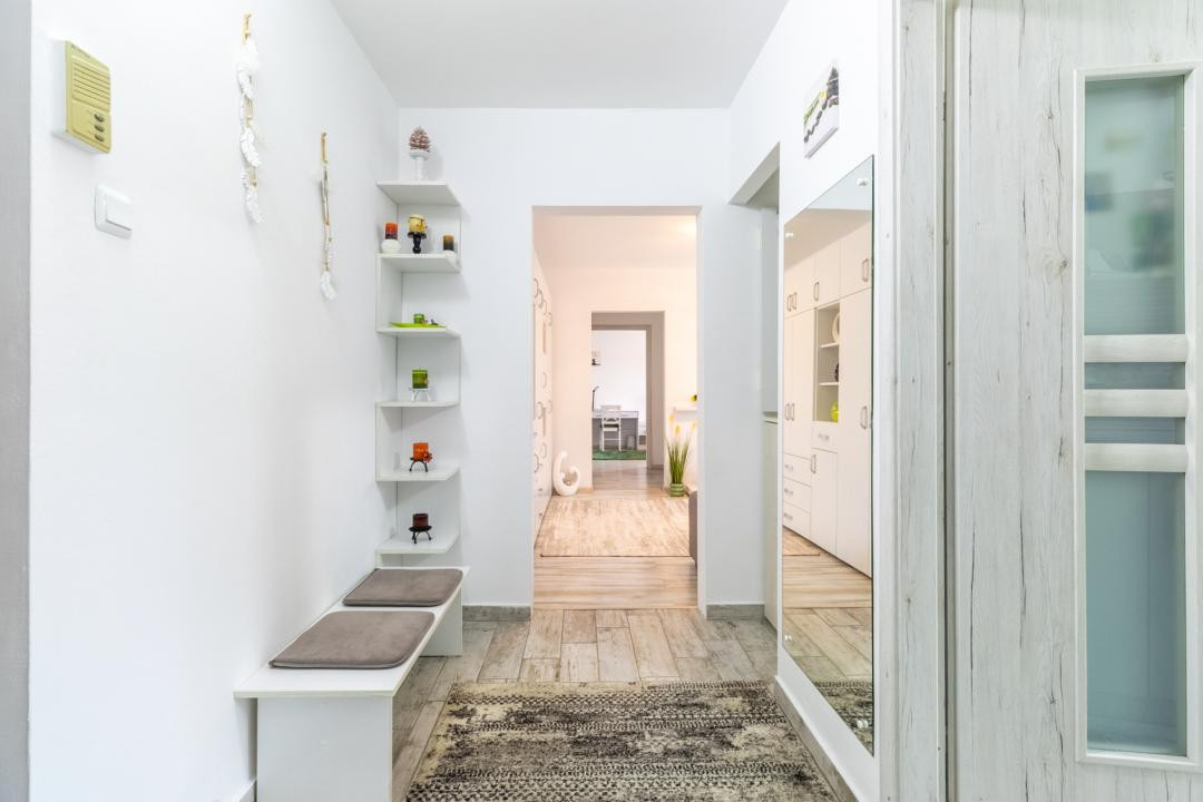 Vânzare apartament cu 3 camere, mobilat și utilat, strada Neptun