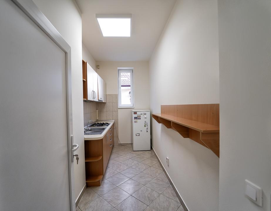 Rent-to-Buy în Sibiu: Birouri A+, Panouri Fotovoltaice, 6 parcări și stație EV