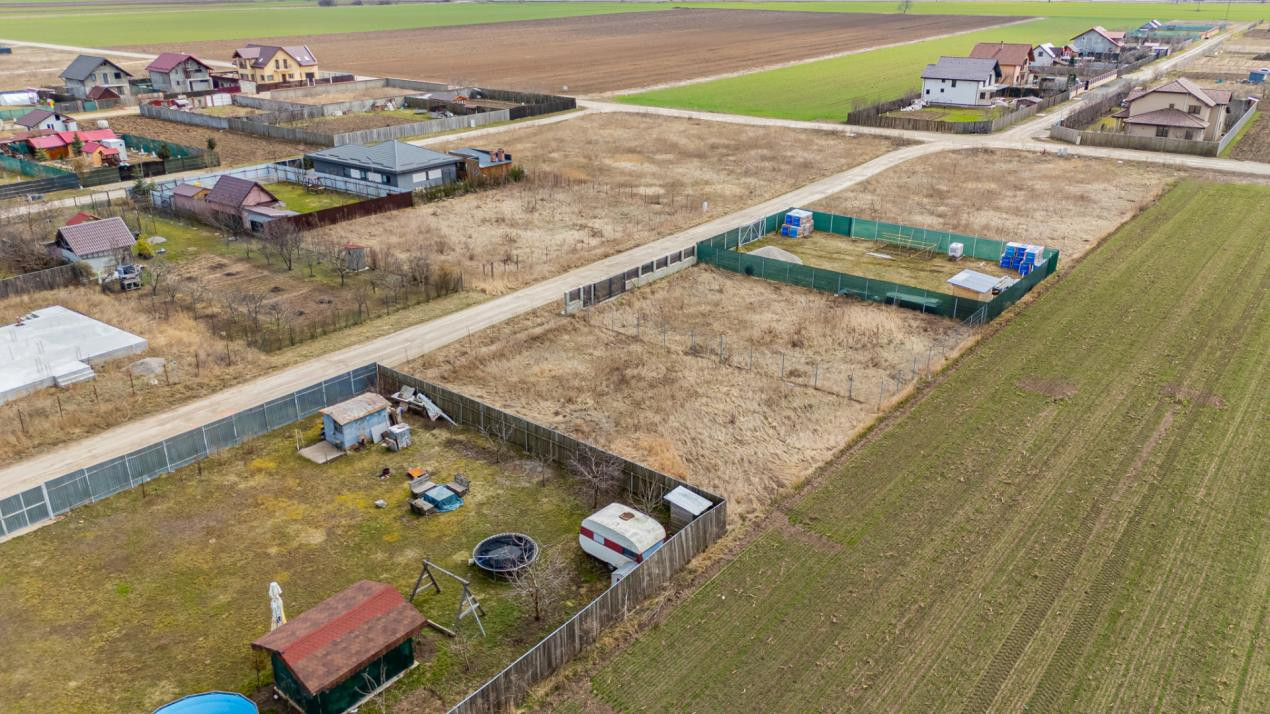 Teren intravilan Hărman, 500 mp, zonă bună, vecinătăți construite, comision 0%.