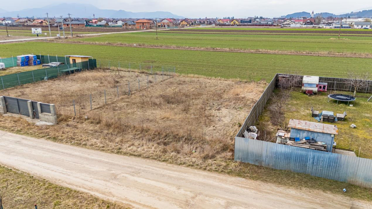 Teren intravilan Hărman, 500 mp, zonă bună, vecinătăți construite, comision 0%.