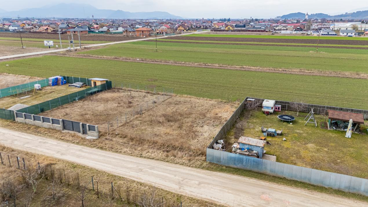 Teren intravilan Hărman, 500 mp, zonă bună, vecinătăți construite, comision 0%.