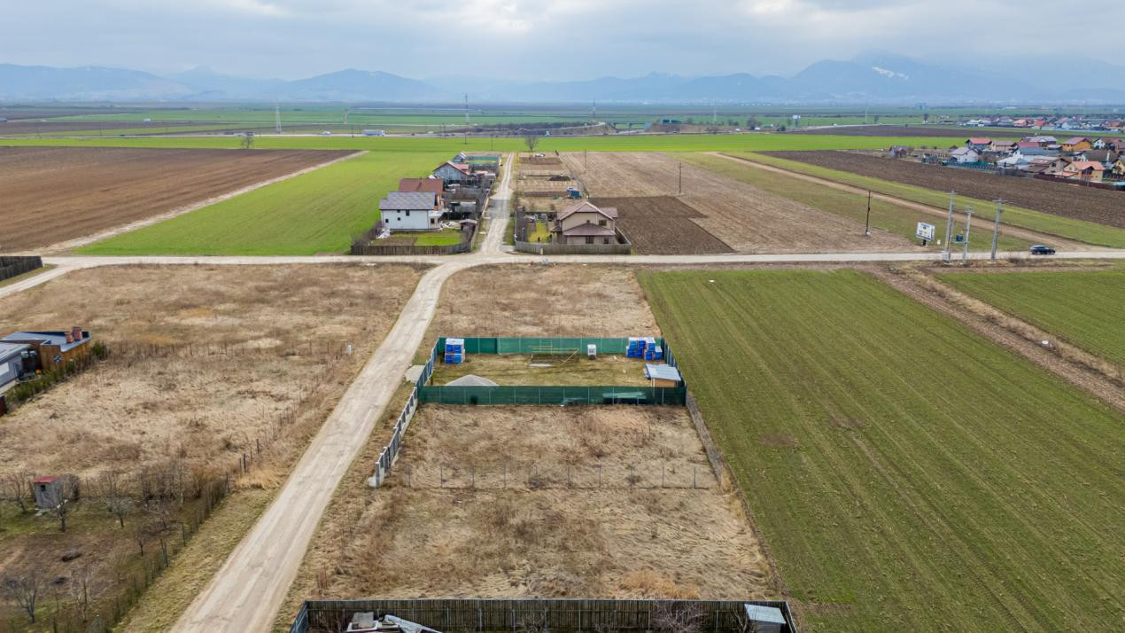 Teren intravilan Hărman, 500 mp, zonă bună, vecinătăți construite, comision 0%.