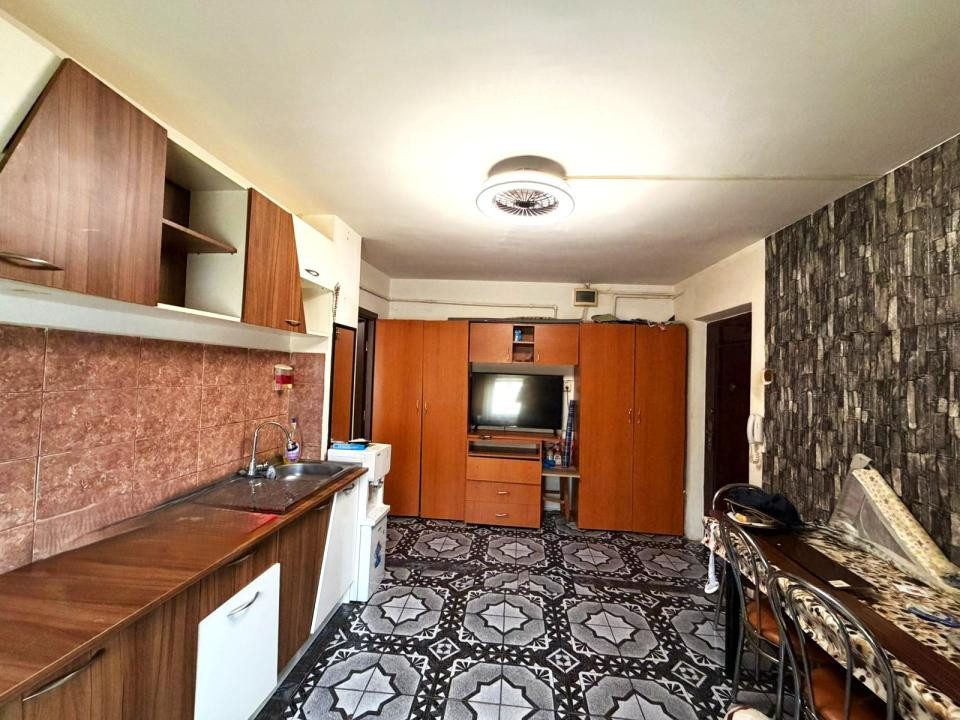 Apartament 2 camere semidecomandate – Craiovița Nouă, zonă excelentă