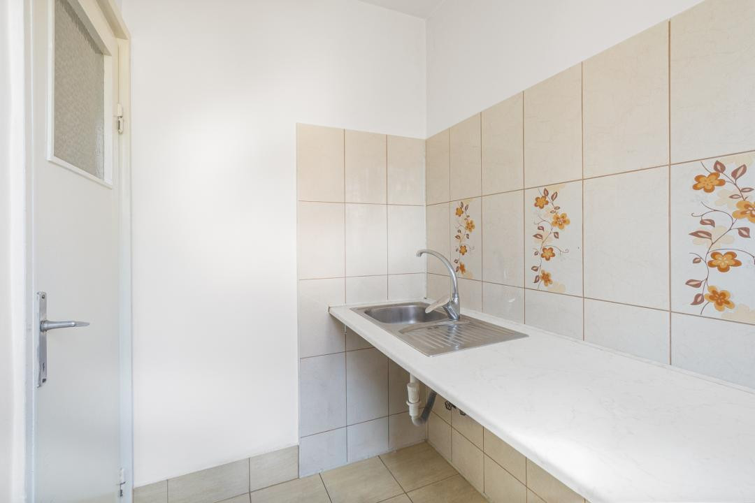 Garsonieră de vânzare, Astra