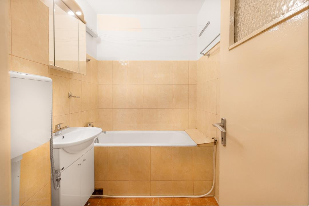 Garsonieră de vânzare, Astra