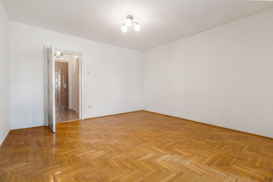 Garsonieră de vânzare, Astra