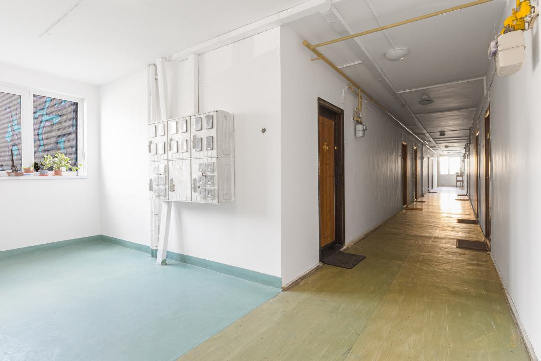 Garsonieră de vânzare, Astra