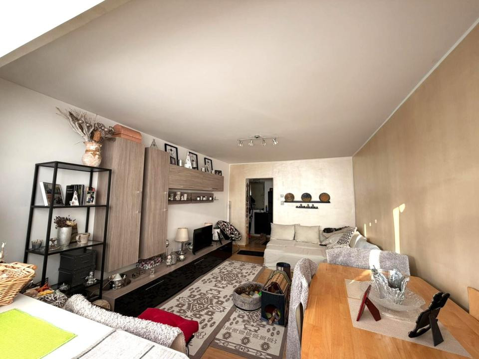 Apartament 3 camere decomandat – Craiovița Nouă 