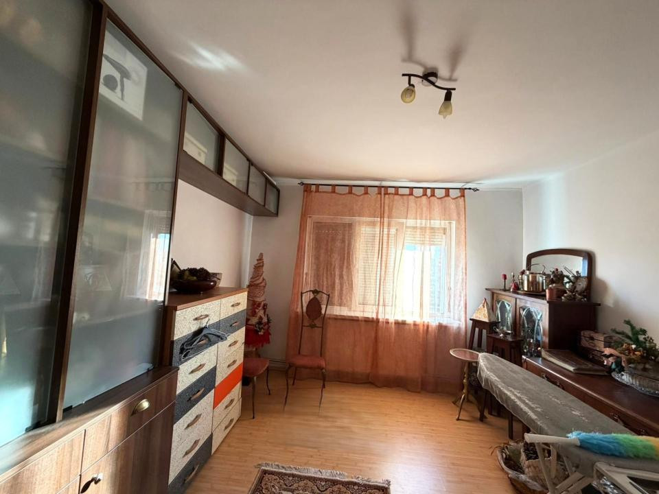 Apartament 3 camere decomandat – Craiovița Nouă 