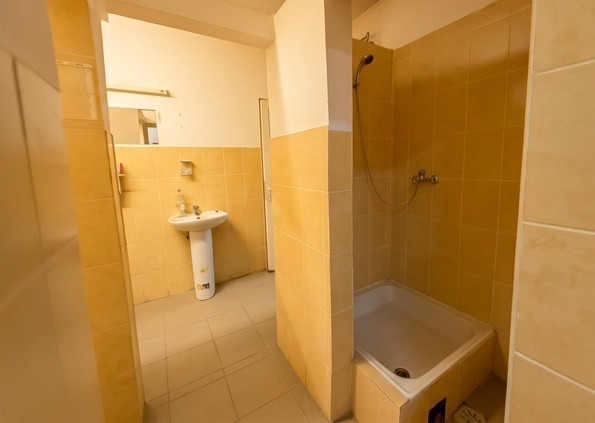 Spatii - logistic sau productie - UNGHENI - acces TIR - de la 409 mp la 2112 mp!