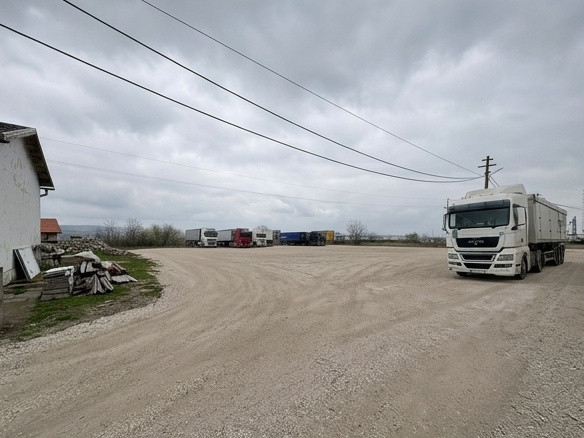 Spatii - logistic sau productie - UNGHENI - acces TIR - de la 409 mp la 2112 mp!