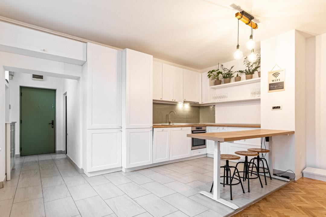 Apartament exclusivist în vilă, ultracentral, curte cu acces auto 