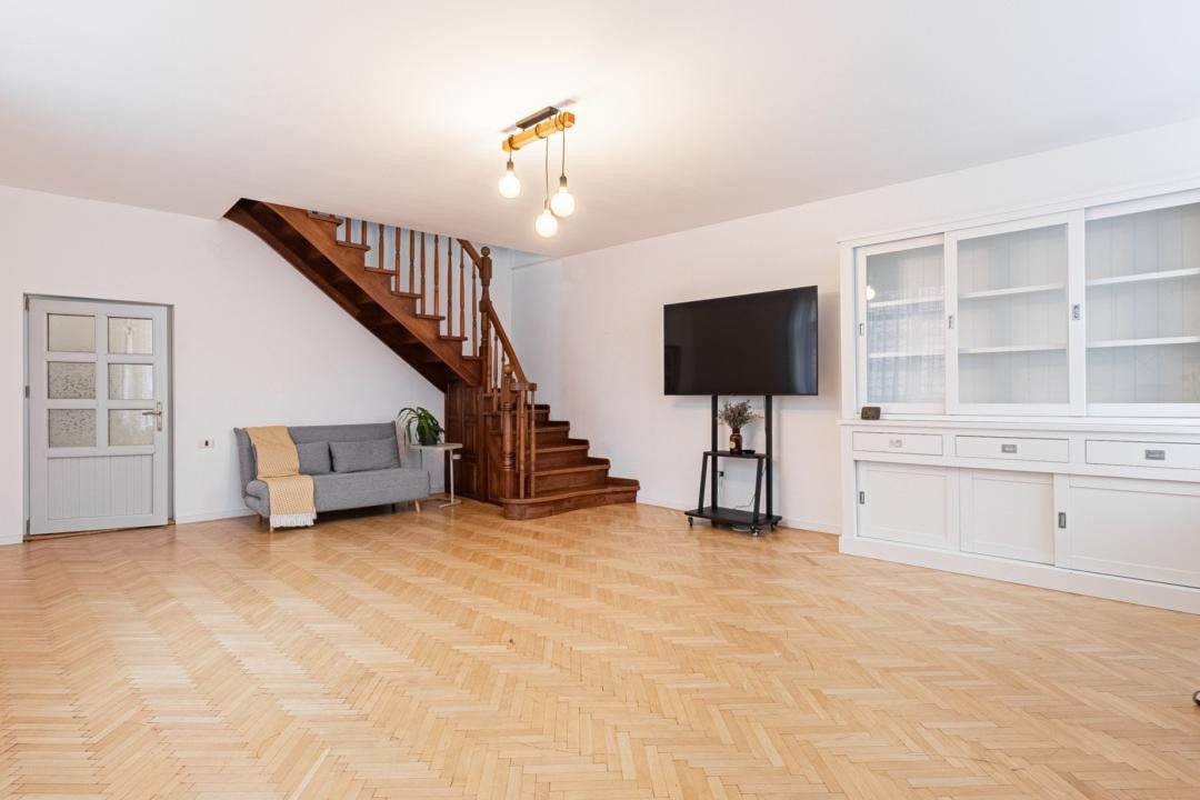 Apartament exclusivist în vilă, ultracentral, curte cu acces auto 