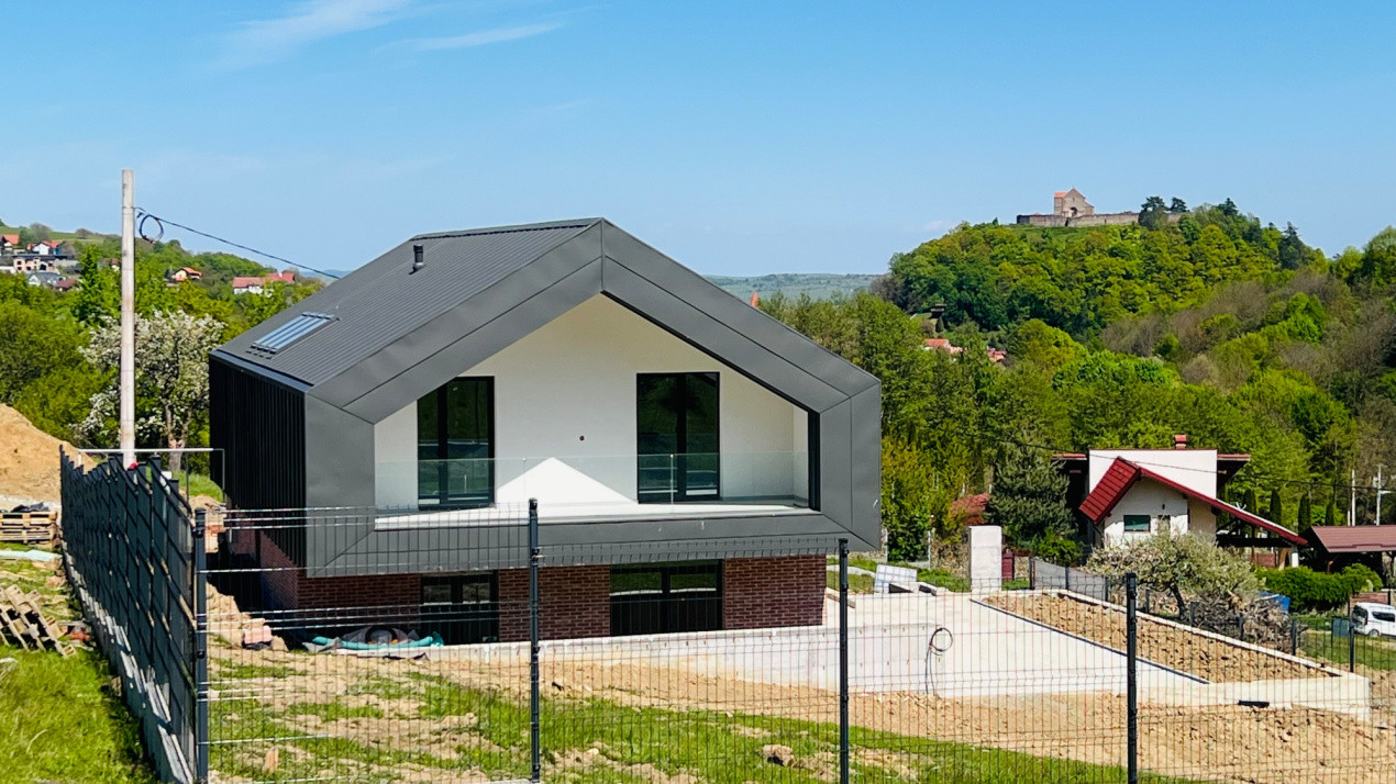 Casă arhitectură modernă cu panoramă spre Munții Făgăraș și Cetatea Cisnădioara 