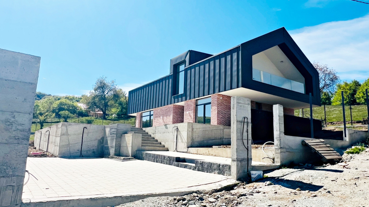Casă arhitectură modernă cu panoramă spre Munții Făgăraș și Cetatea Cisnădioara 