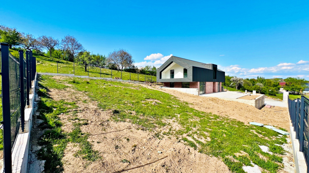 Casă arhitectură modernă cu panoramă spre Munții Făgăraș și Cetatea Cisnădioara 
