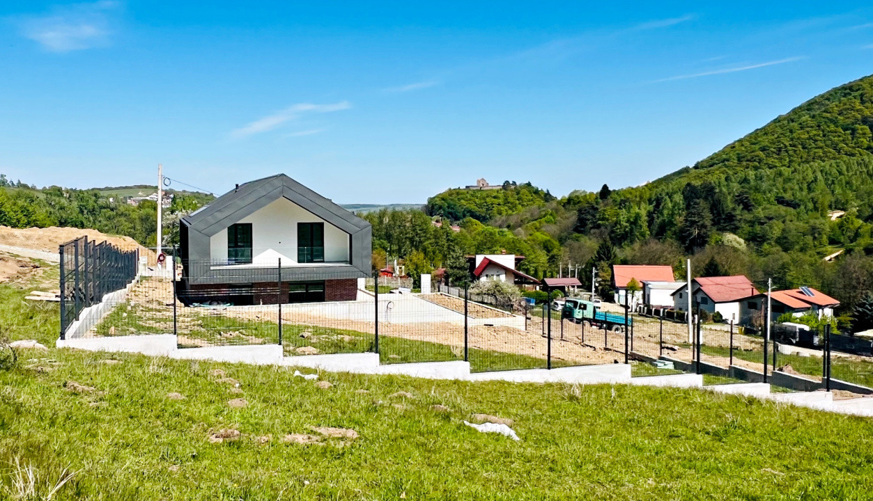 Casă arhitectură modernă cu panoramă spre Munții Făgăraș și Cetatea Cisnădioara 