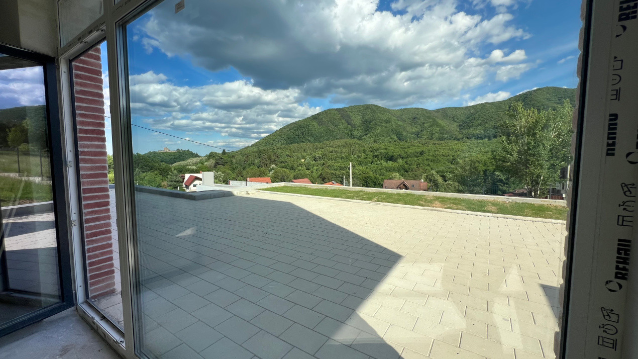 Casă arhitectură modernă cu panoramă spre Munții Făgăraș și Cetatea Cisnădioara 
