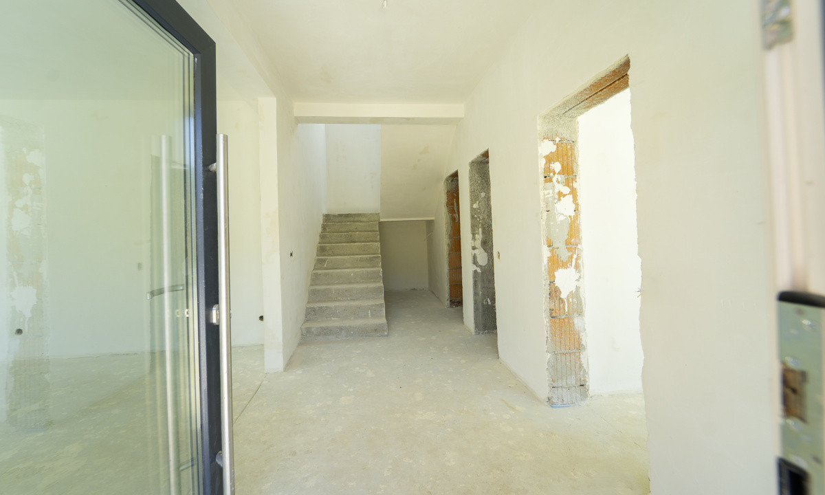 Casă arhitectură modernă cu panoramă spre Munții Făgăraș și Cetatea Cisnădioara 
