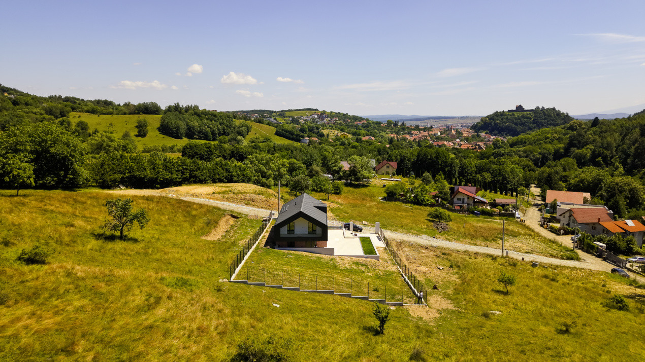 Casă arhitectură modernă cu panoramă spre Munții Făgăraș și Cetatea Cisnădioara 