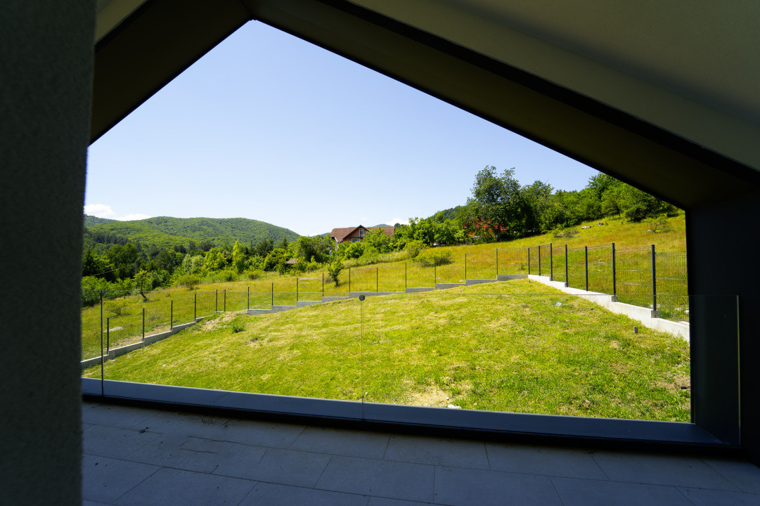 Casă arhitectură modernă cu panoramă spre Munții Făgăraș și Cetatea Cisnădioara 