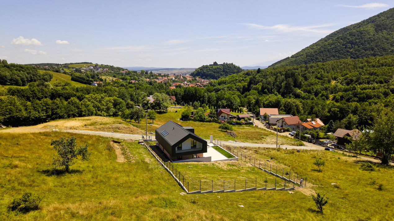 Casă arhitectură modernă cu panoramă spre Munții Făgăraș și Cetatea Cisnădioara 