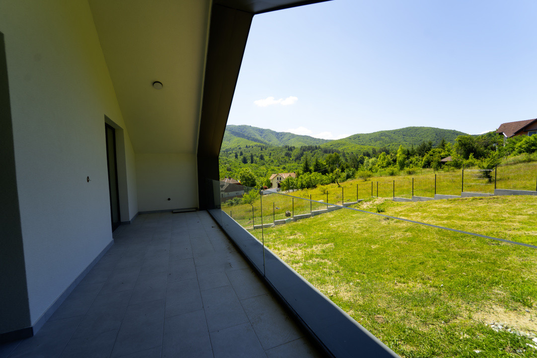Casă arhitectură modernă cu panoramă spre Munții Făgăraș și Cetatea Cisnădioara 