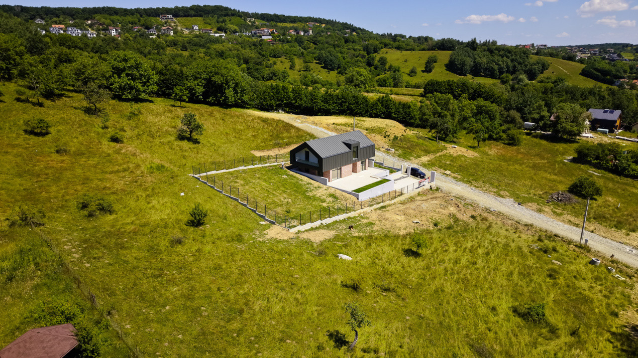 Casă arhitectură modernă cu panoramă spre Munții Făgăraș și Cetatea Cisnădioara 