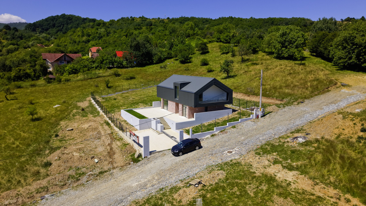 Casă arhitectură modernă cu panoramă spre Munții Făgăraș și Cetatea Cisnădioara 