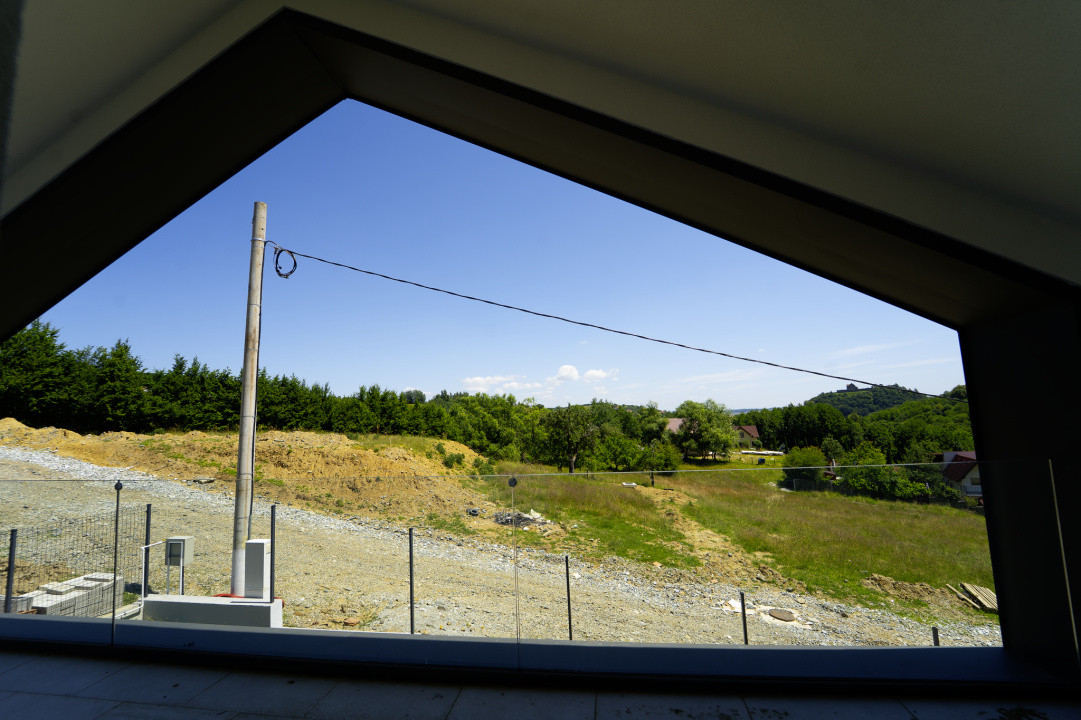 Casă arhitectură modernă cu panoramă spre Munții Făgăraș și Cetatea Cisnădioara 