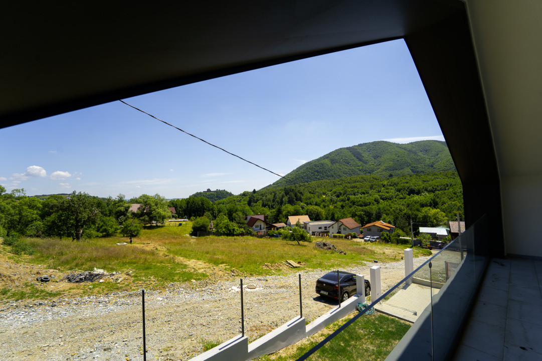 Casă arhitectură modernă cu panoramă spre Munții Făgăraș și Cetatea Cisnădioara 
