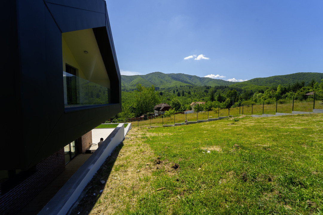 Casă arhitectură modernă cu panoramă spre Munții Făgăraș și Cetatea Cisnădioara 
