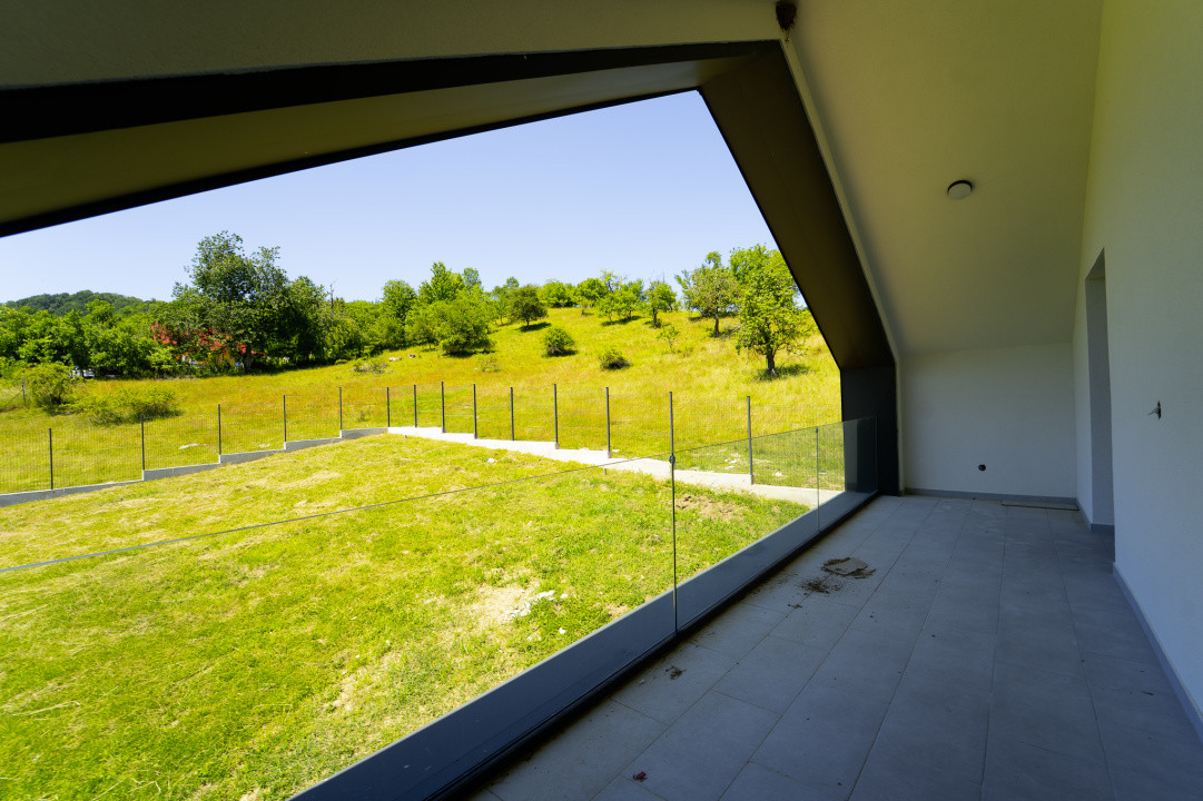 Casă arhitectură modernă cu panoramă spre Munții Făgăraș și Cetatea Cisnădioara 