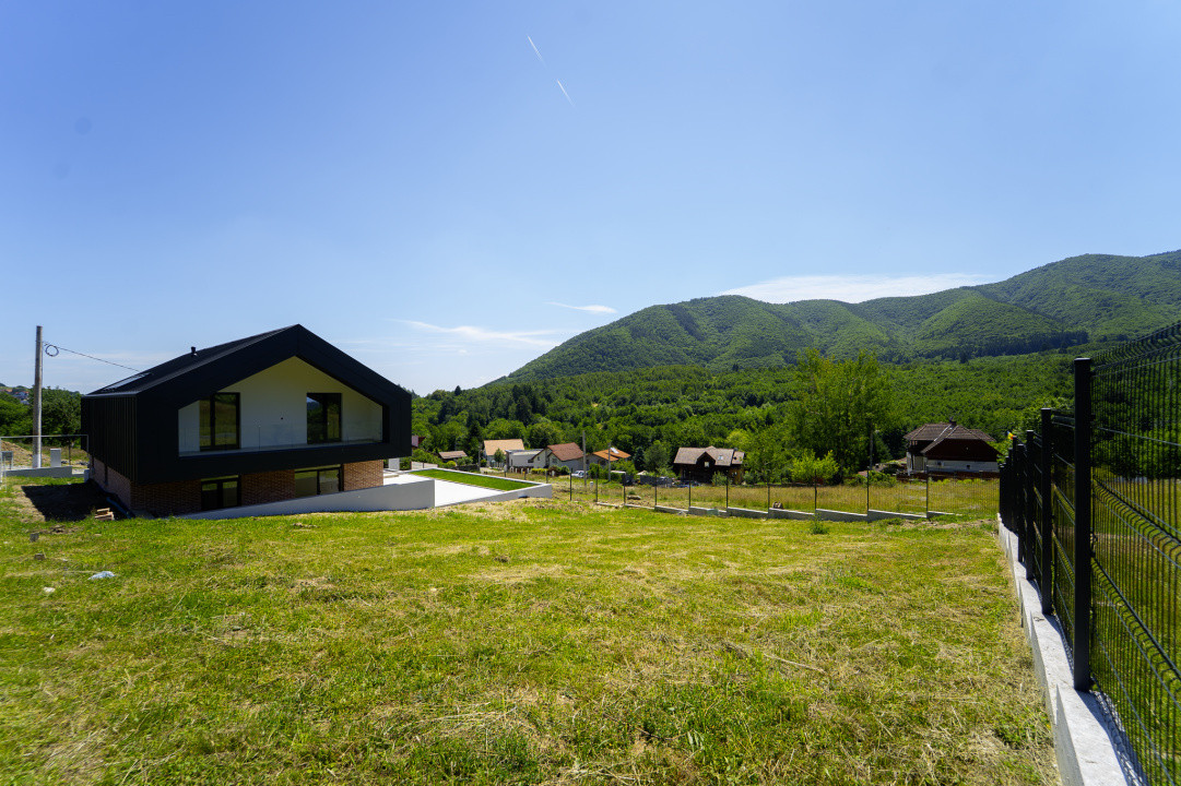 Casă arhitectură modernă cu panoramă spre Munții Făgăraș și Cetatea Cisnădioara 