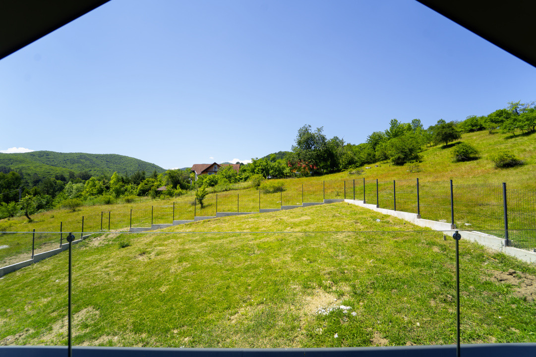 Casă arhitectură modernă cu panoramă spre Munții Făgăraș și Cetatea Cisnădioara 
